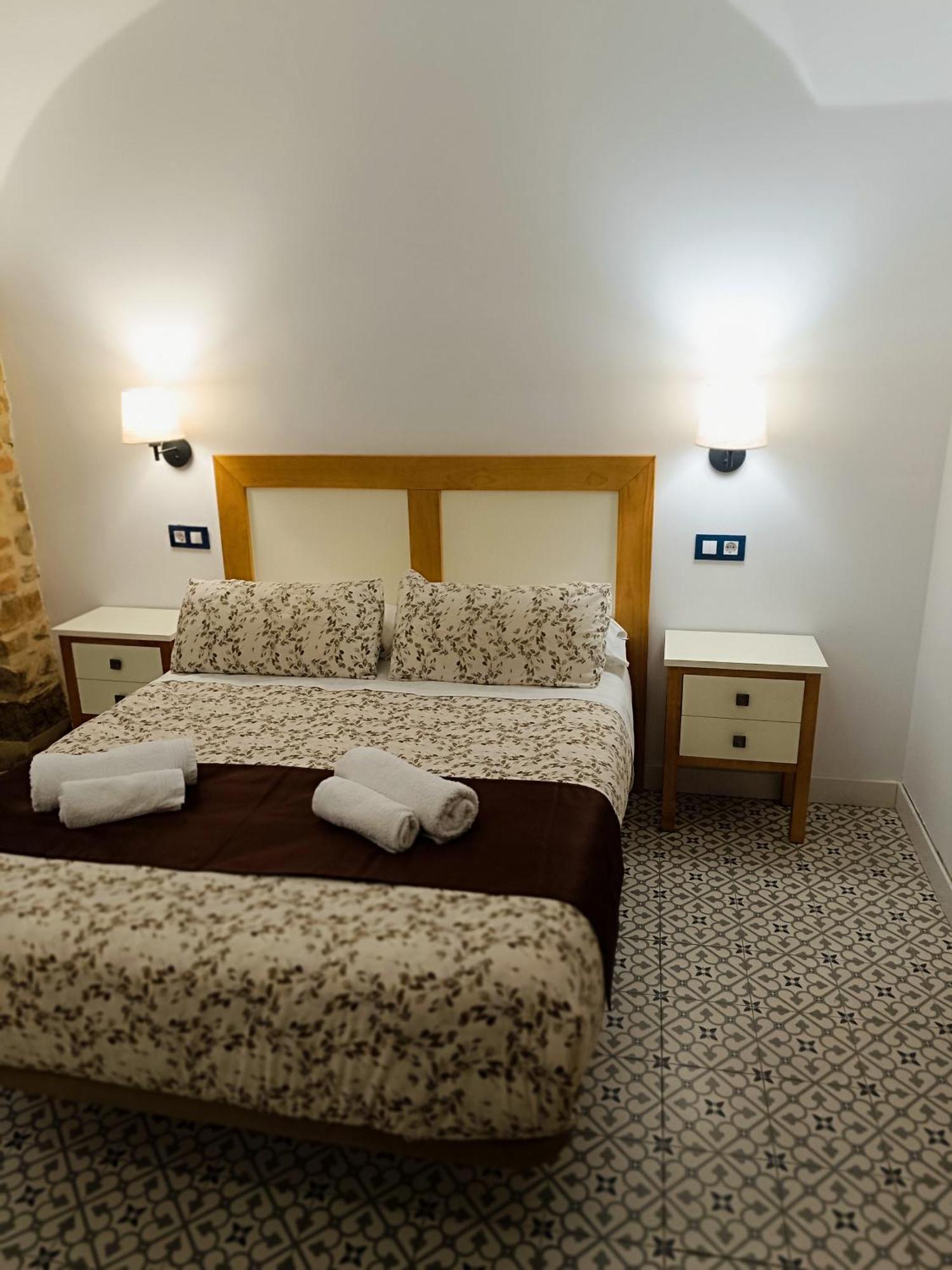 Al-Qazeres Suites Caces エクステリア 写真
