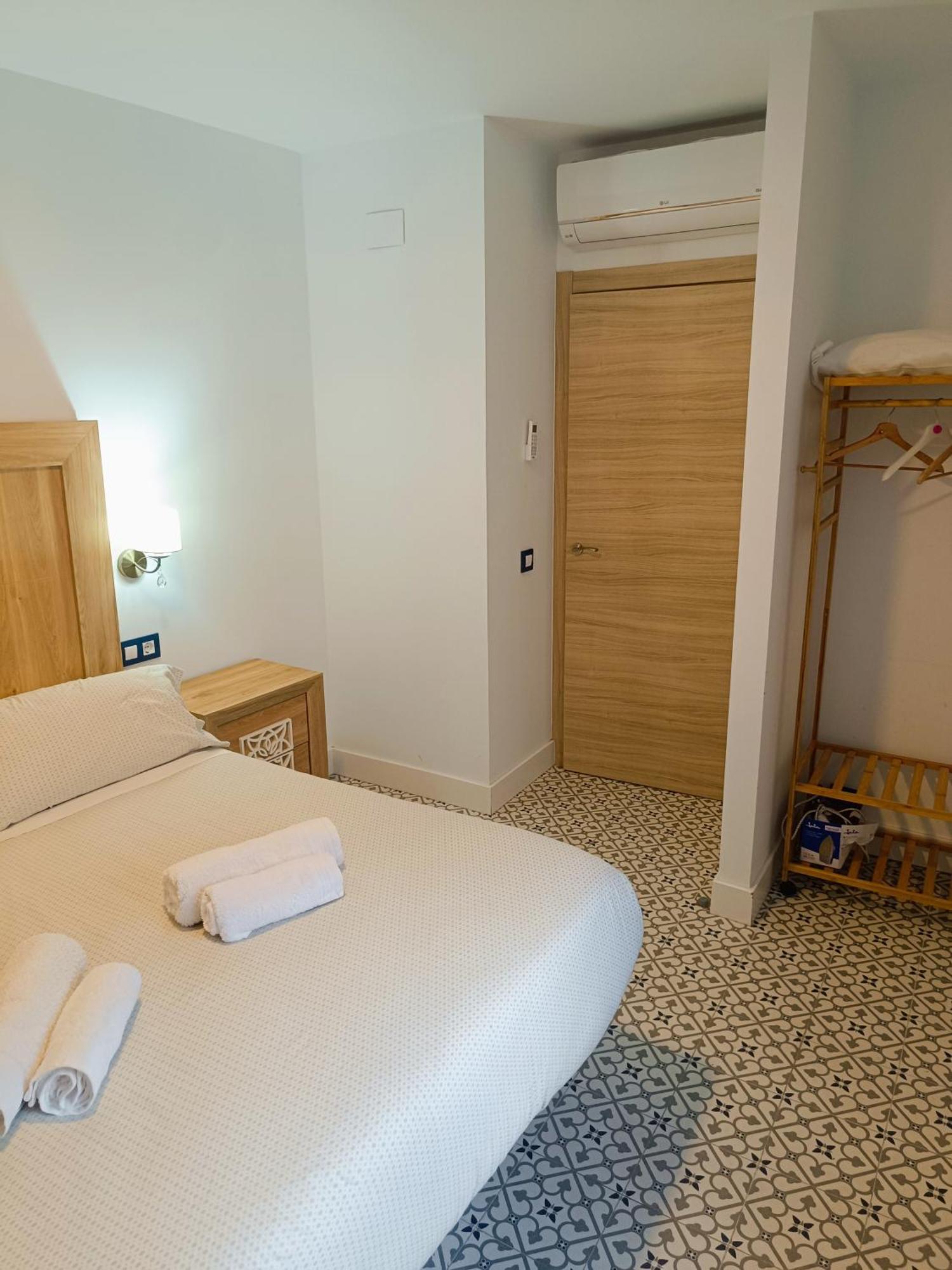 Al-Qazeres Suites Caces エクステリア 写真