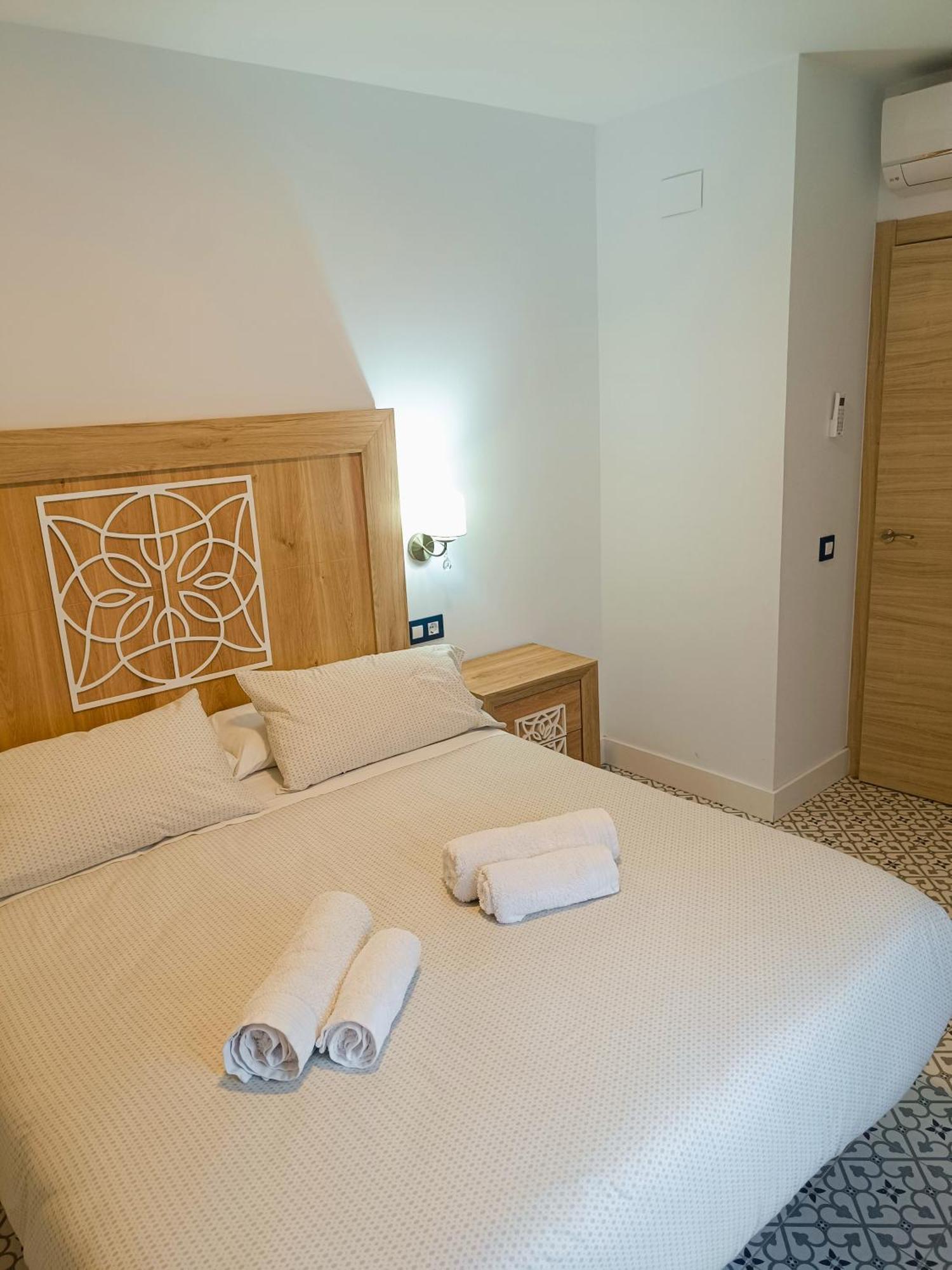 Al-Qazeres Suites Caces エクステリア 写真