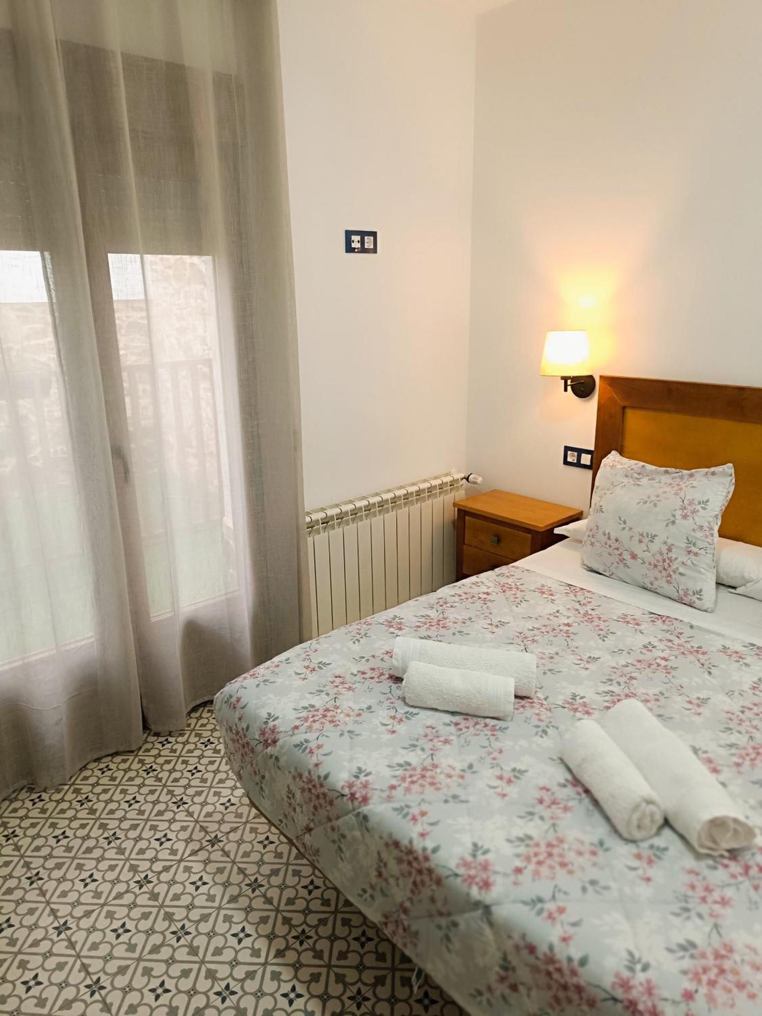 Al-Qazeres Suites Caces エクステリア 写真