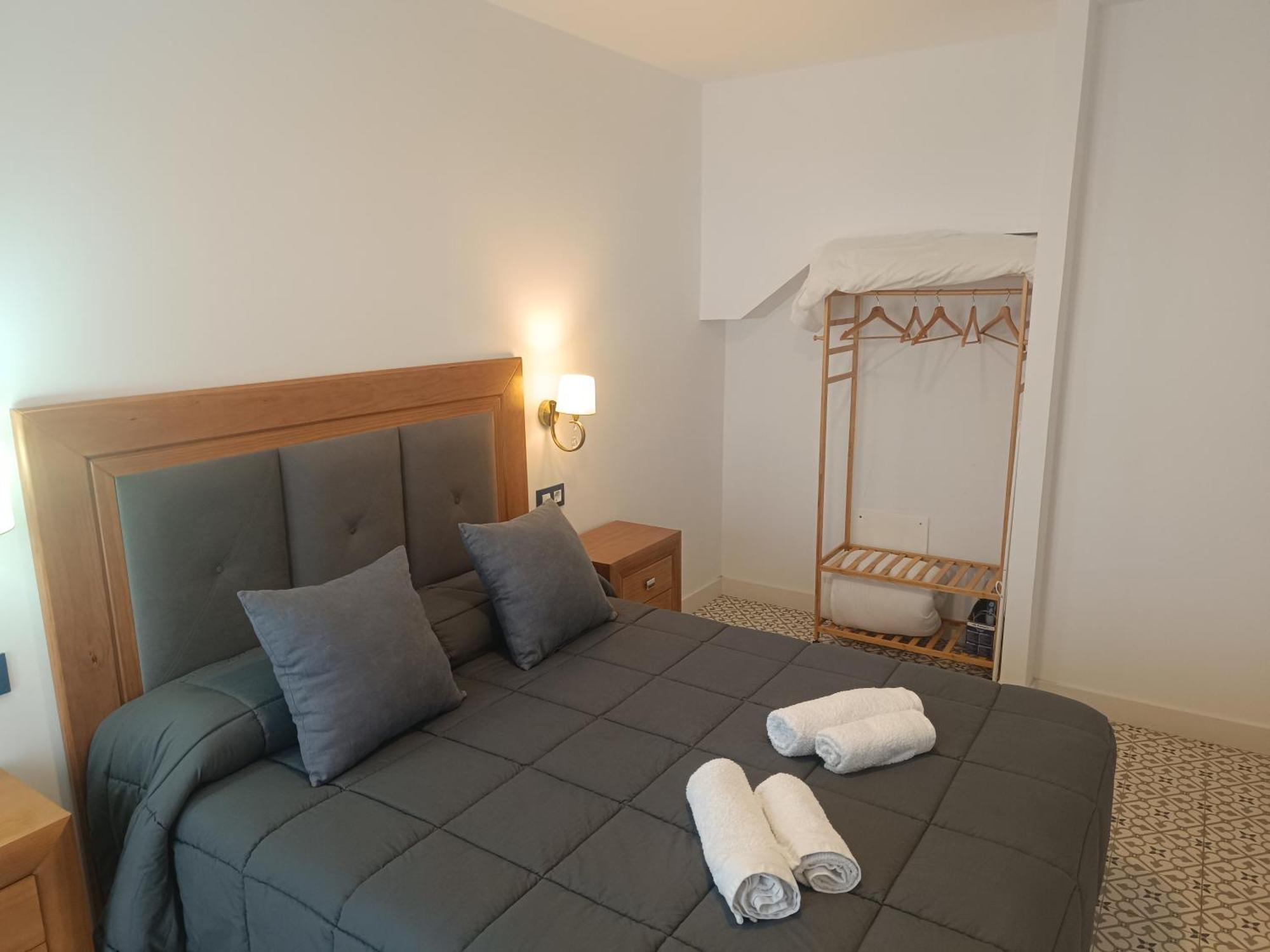Al-Qazeres Suites Caces エクステリア 写真